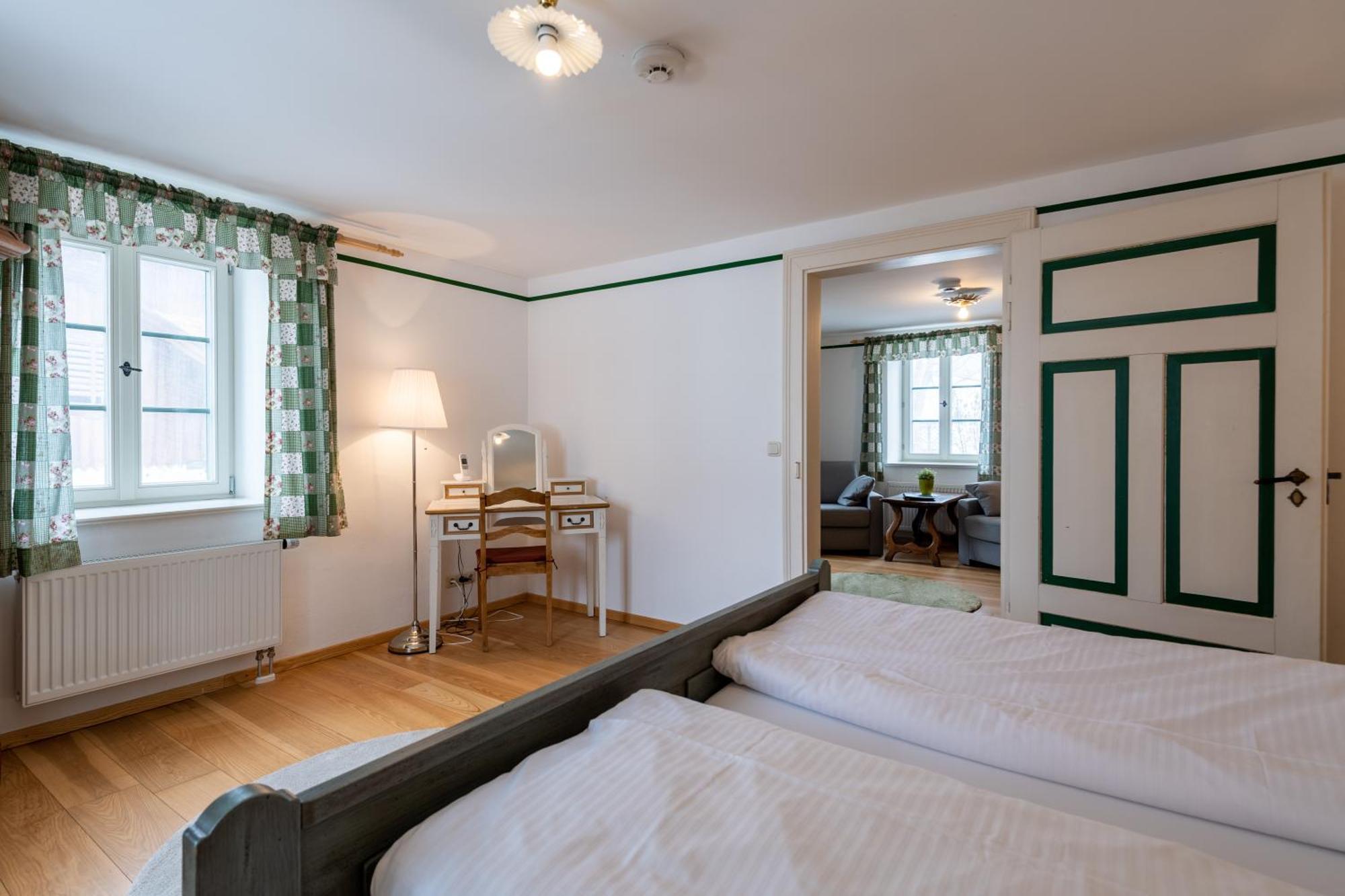Wald Apartments Bei Schlossgaststaette Hohenberg - Seeshaupt, Suedlicher Stanberger See, Kostenfrei Parken, Ladestation Fuer Auto Und Fahrad, Wlan, Natur Pur Exterior foto