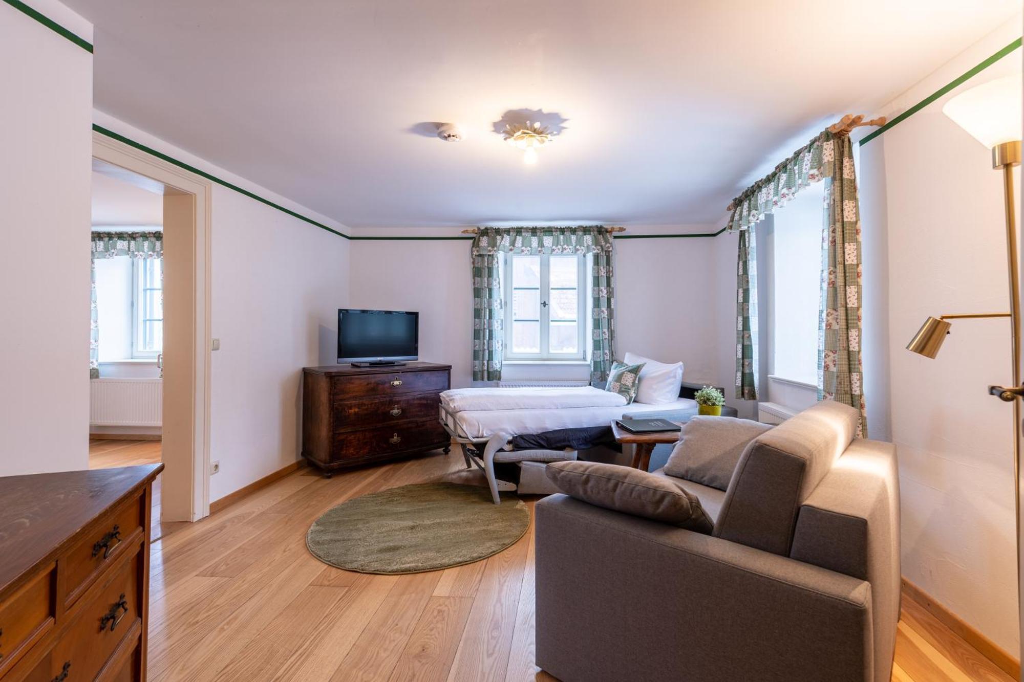 Wald Apartments Bei Schlossgaststaette Hohenberg - Seeshaupt, Suedlicher Stanberger See, Kostenfrei Parken, Ladestation Fuer Auto Und Fahrad, Wlan, Natur Pur Exterior foto
